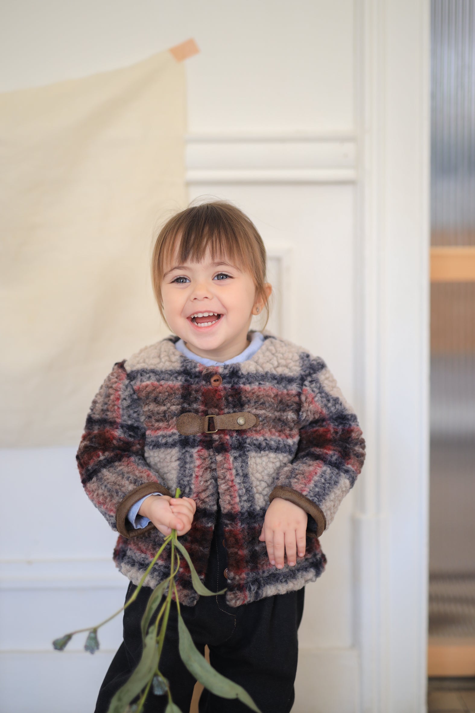 ワンモアインザファミリー ウール コート を着たキッズモデル。天然素材 のやさしい暖かさをまとって SLOWRA