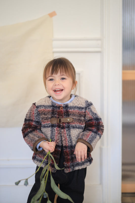 ワンモアインザファミリー ウール コート を着たキッズモデル。天然素材 のやさしい暖かさをまとって SLOWRA