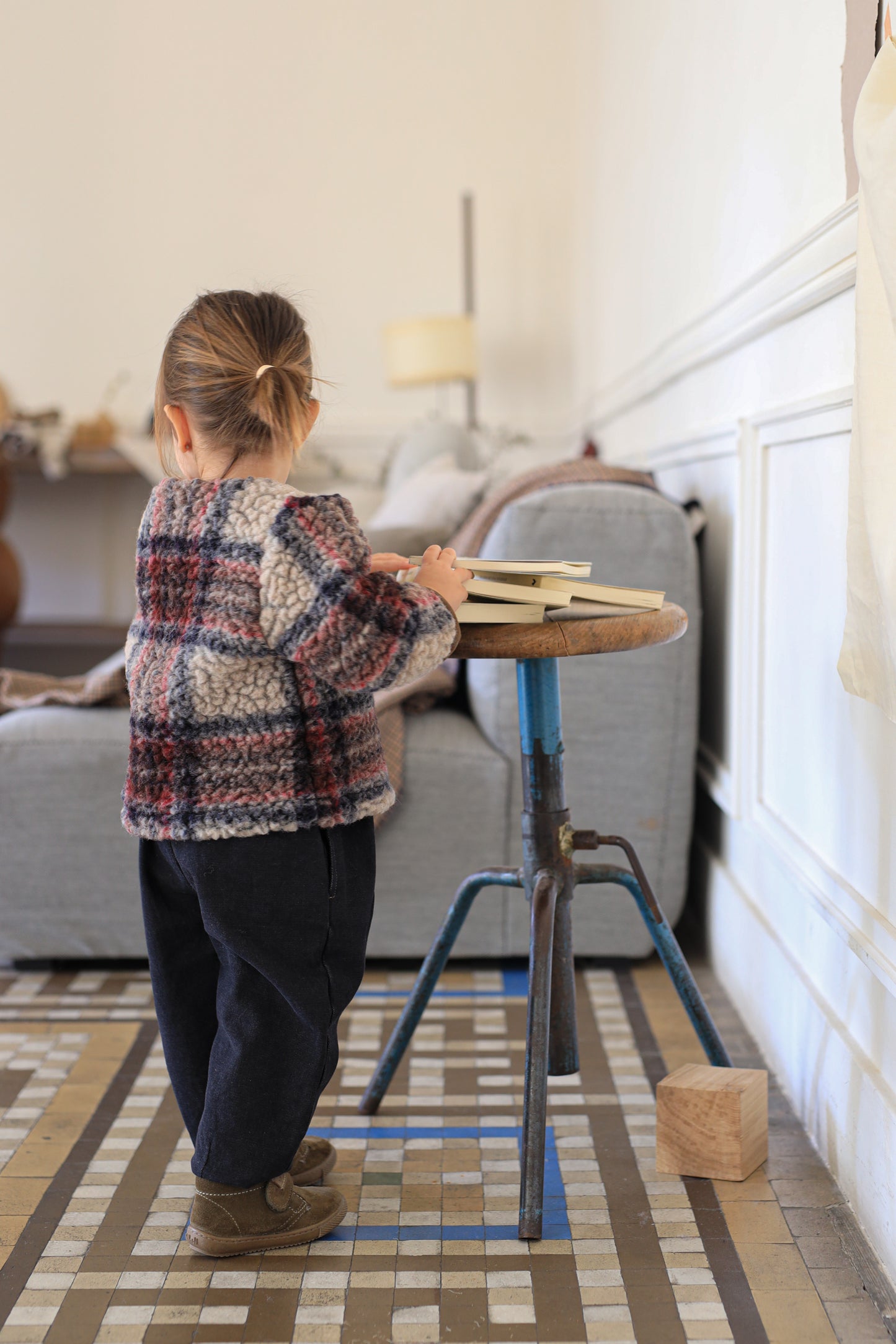 ワンモアインザファミリー ウール コート を着たキッズモデルのバックスタイル ナチュラル トーンの着こなし SLOWRA