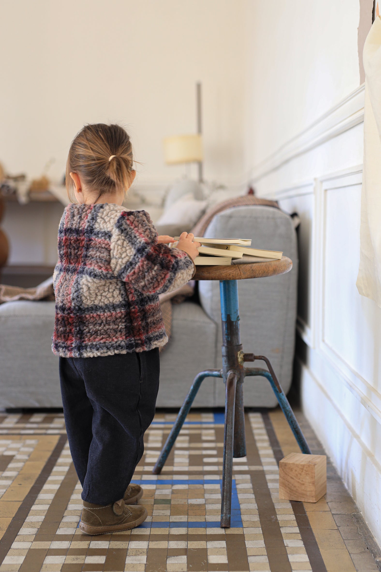 ワンモアインザファミリー ウール コート を着たキッズモデルのバックスタイル ナチュラル トーンの着こなし SLOWRA